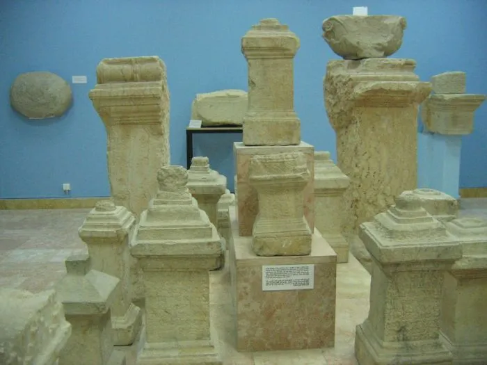 Ołtarze z formułą: Błogosławione jego imię na wieki w Muzeum w Palmyrze. Fot. Aleksandra Kubiak-Schneider