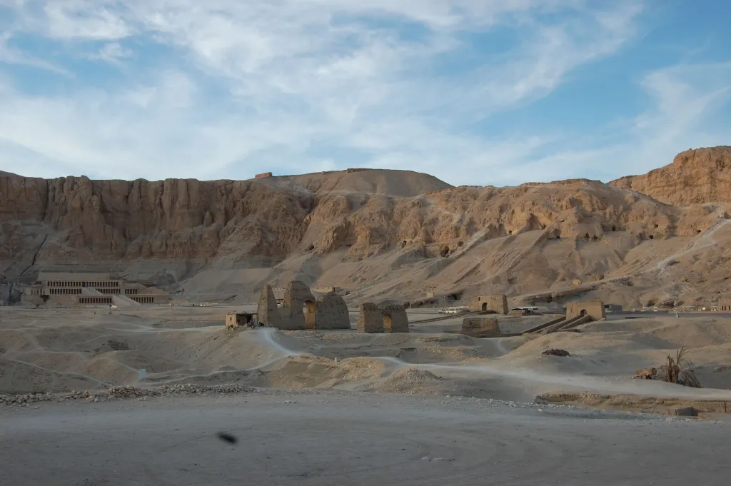 Nekropola Asasif widoczna po prawej stronie. To grobowce widoczne w masywie skalnym. Po lewej w głębi - świątynia Hatszepsut, fot. PCMA UW Asasif Project/P. Chudzik