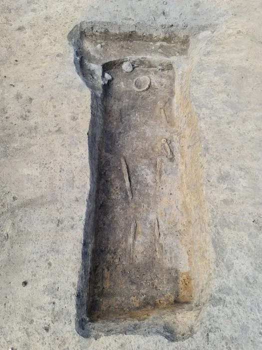 Badania w Ostrowitem - jeden z badanych grobów. Źródło: Instytut Archeologii UŁ