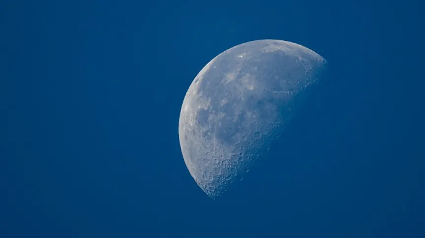 Starzawa, 06.09.2023. Księżyc widziany o poranku. PAP/Darek Delmanowicz