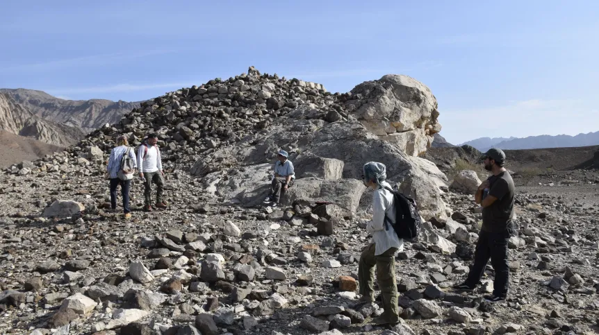 Rekonesans na stanowisku QB 6, gdzie znaleziono pozostałości okrągłej budowli wieżowej z białego wapienia (Fot. CAŚ UW/ Agnieszka Szymczak)