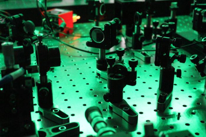 La espectroscopia láser nos permite estudiar los fenómenos que ocurren a nivel de átomos y moléculas y sus interacciones con la materia.  Dorota Tomaszewska-Rola de la Escuela de Doctorado de la WUST busca nuevos tipos de fuentes de radiación láser