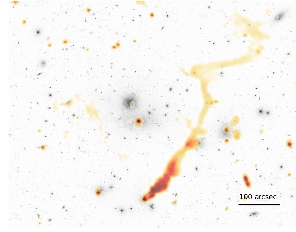  Ta ilustracja ukazuje, w jaki sposób LOFAR otwiera nowe okno na Wszechświat. Optyczny obraz oddalonej o około 460 milionów lat świetlnych od Ziemi gromady Abell 1314 (kolor szary) został połączony z radiowym z LOFAR-a (pomarańczowy). Wyraźnie widać, że obrazy te są diametralnie różne, co zmienia nasze wyobrażenie o tym, w jaki sposób galaktyki powstają i ewoluują. W środku każdej z nich znajduje się czarna dziura: gdy materia opada na nią, zostają uwolnione niewyobrażalne ilości energii: elektrony wyrzucone są niczym woda w fontannie. Te przyspieszone elektrony są źródłem emisji radiowej, która może rozciągać się na ogromnych odległościach i nie posiada odpowiednika w zakresie optycznym. Źródło: Rafaël Mostert/LOFAR Surveys Team/Sloan Digital Sky Survey DR13