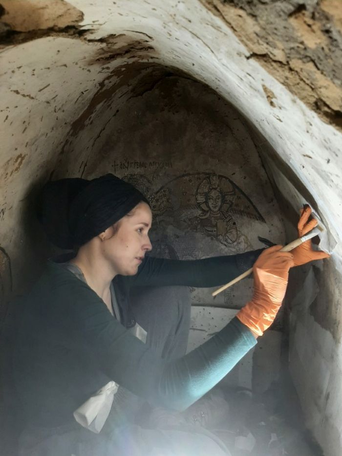 Prace konserwatorskie przy malowidłach ściennych / Restoration work on the wall paintings (fot. Magdalena Skarżyńska/Polish Centre of Mediterranean Archaeology University of Warsaw)