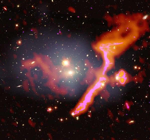 Gromada galaktyk Abell 1314 znajduje się około 460 milionów lat świetlnych od Ziemi, w gwiazdozbiorze Wielkiej Niedźwiedzicy. Wielkoskalowa emisja radiowa widoczna na ilustracji powstała w wyniku zderzenia z inną gromadą. Kolory czerwony i różowy ilustrują nietermiczną emisję radiową wykrytą przez LOFAR-a, a szare – termiczne promieniowanie rentgenowskie, zarejestrowane przez Kosmiczne Obserwatorium Chandra; struktury te naniesione zostały na mapę optyczną. Źródło: Amanda Wilber/LOFAR Surveys Team/NASA/CXC;