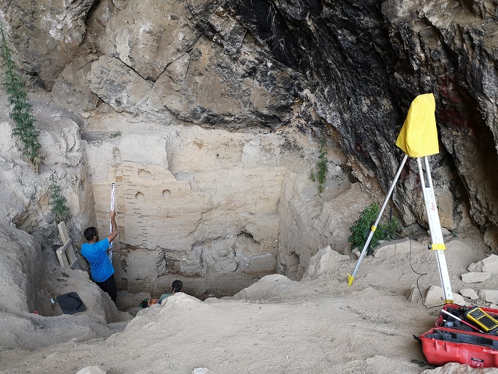 geolog przy pracy w jaskini Sel'ungur w Kirgistanie, źródło: dr hab. Maciej Krajcarz