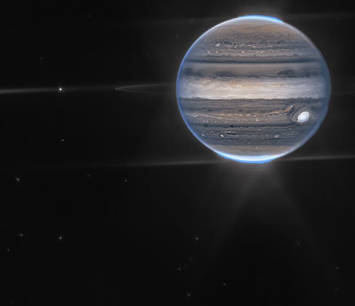 Zdjęcie Jowisza z Teleskopu J. Webba w dwóch filtrach. Widać m.in. zorze polarne, pierścienie wokół planety, dwa z księżyców. Źródło: NASA, ESA, CSA, Jupiter ERS Team; przetwarzanie obrazu: Ricardo Hueso (UPV/EHU) oraz Judy Schmidt.