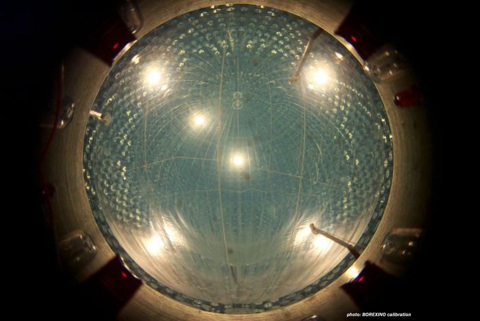 Fot: Wnętrze rozmontowanego już detektora Borexino. źródło: Borexino Collaboration