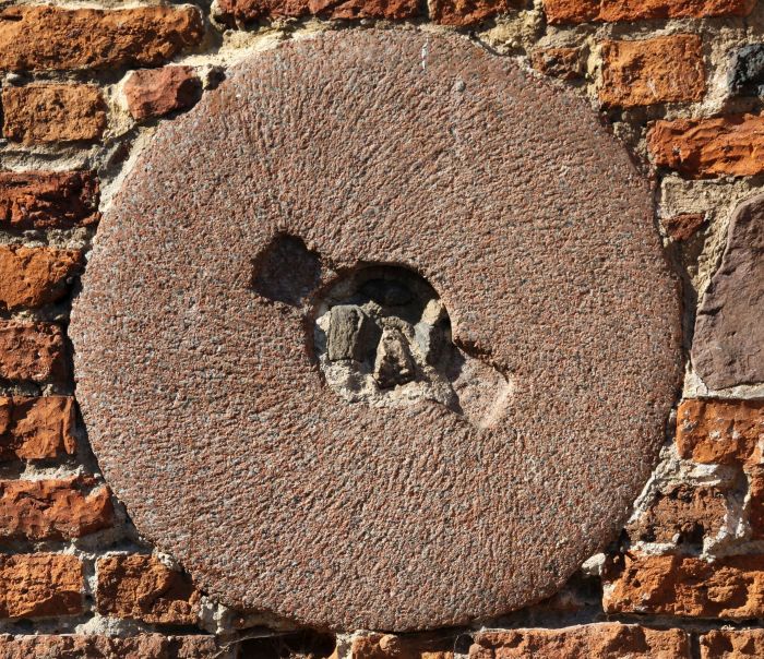 Kamień młyński w murach średniowiecznego kościoła w Pułtusku (fot. Piotr Czubla)
