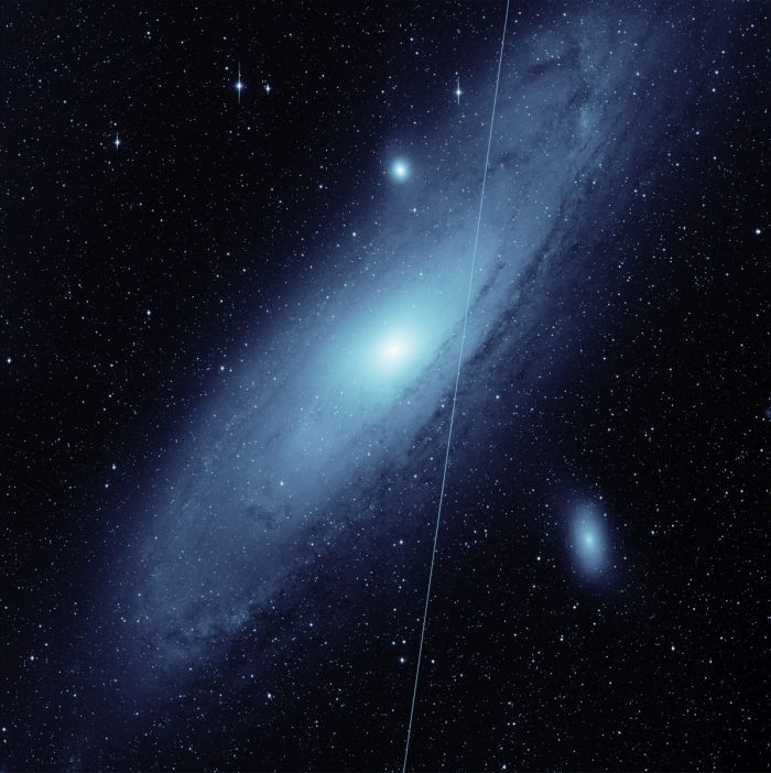 Satelita Starlink poruszający się na tle Galaktyki w Andromedzie (M31). Jest to fragment zdjęcia wykonanego przez teleskop projektu Zwicky Transient Facility (ZTF) w dniu 19 maja 2021. Pole widzenia teleskopu jest 16 razy większe niż rozmiar przedstawionego obrazu. Źródło: Robert Hurt (IPAC/Caltech).