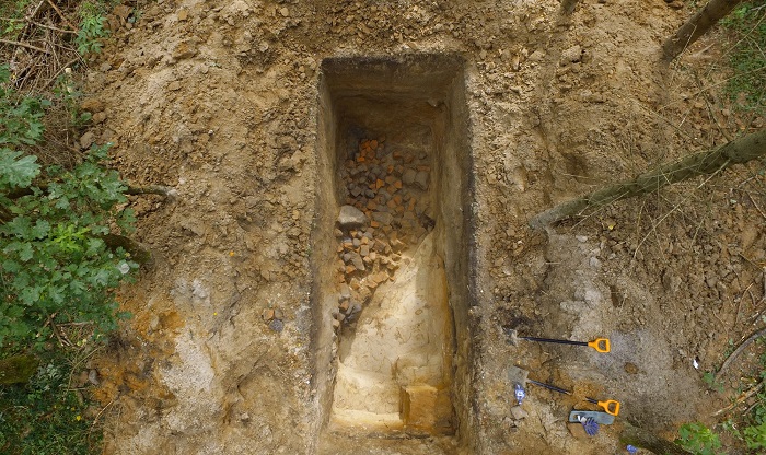 Widok reliktów fundamentu budynku odnalezionych na majdanie grodziska w Plutach (fot. Daniel Skoczylas)