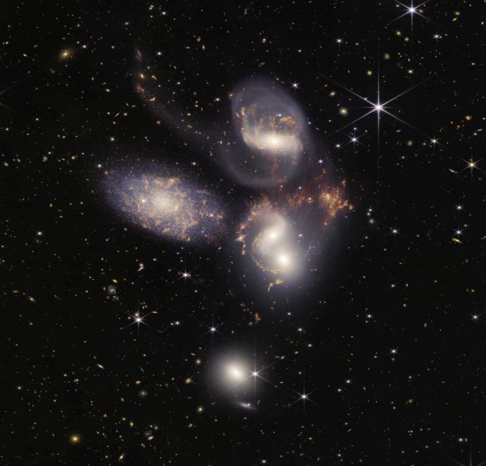 Grupa galaktyk o nazwie Kwintet Stephana sfotografowana przez Kosmiczny Teleskop Jamesa Webba. Źródło: NASA, ESA, CSA, STScI.