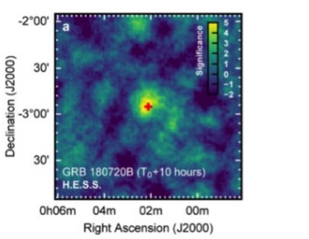 Obraz poświaty gamma rozbłysku GRB180720B w zakresie bardzo wysokich energii. Czerwonym krzyżem oznaczono lokalizację źródła optycznego; materiały prasowe