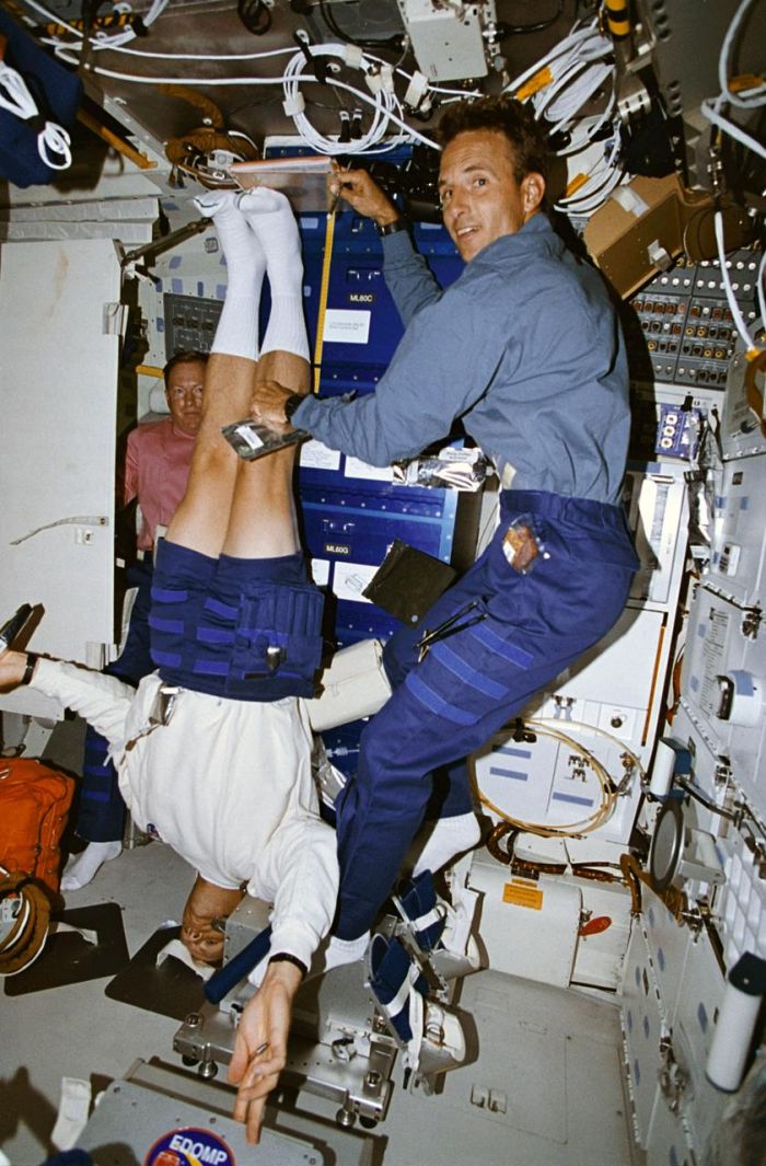 Astronauci Jerry M. Linenger i Mark C. Lee podczas jednego z eksperymentów medycznych. Zdjęcie wykonano podczas misji wahadłowca Discovery STS-64. Fot. NASA 15.09.1994