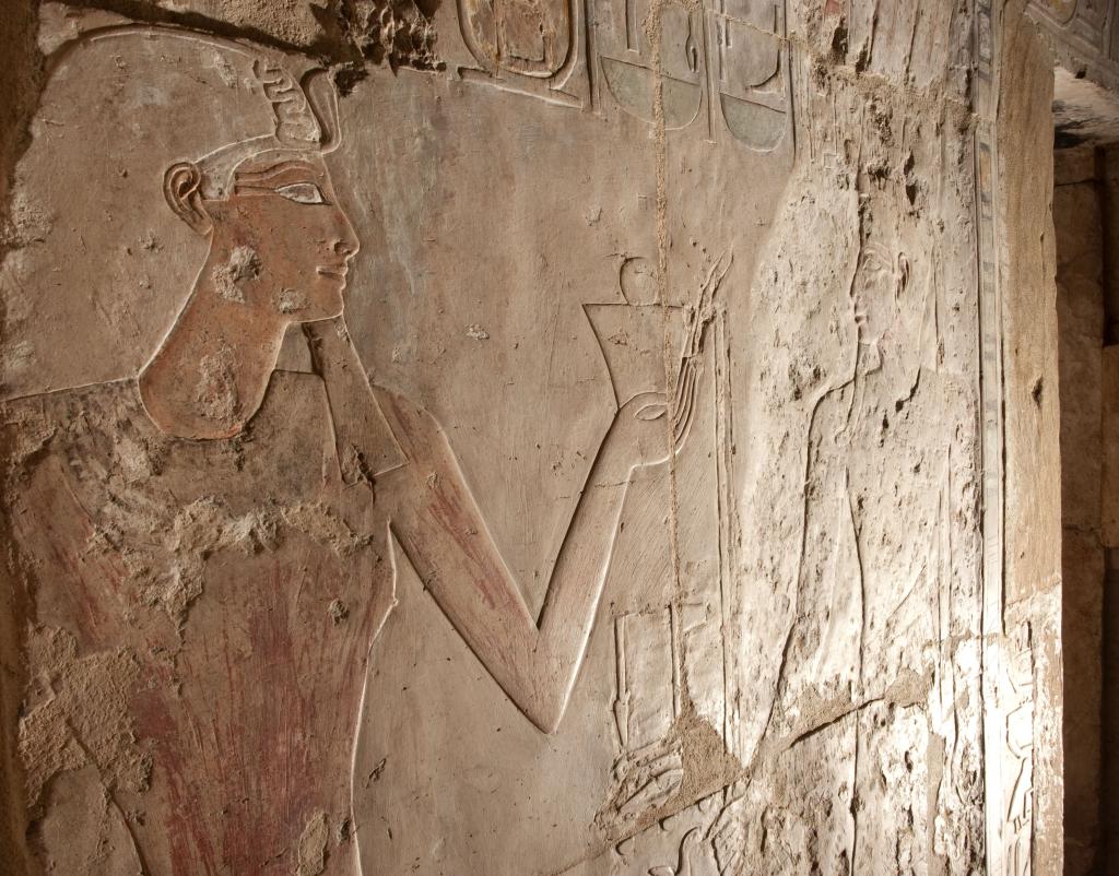 Fundatorka świątyni królowa Hatszepsut w scenie rytualnej przed Amonem-Re. Fot. M. Jawornicki.