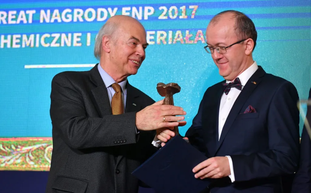 Przewodniczący Rady Fundacji prof. Leon Gradoń (L) i laureat nagrody w obszarze nauk chemicznych i o materiałach, prof. Daniel Gryko podczas uroczystości wręczenia Nagród Fundacji na rzecz Nauki Polskiej 2017. Fot. PAP/ Bartłomiej Zborowski 6.12.2017