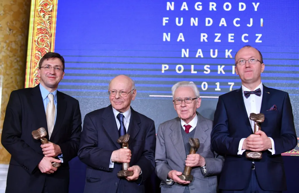 Laureaci tegorocznych nagród: prof. Piotr Trzonkowski (L), prof. Krzysztof Pomian (2L), prof. Andrzej Trautman (2P) oraz prof. Daniel Gryko (P) podczas uroczystości wręczenia Nagród Fundacji na rzecz Nauki Polskiej 2017. Fot. PAP/ Bartłomiej Zborowski 6.12.2017