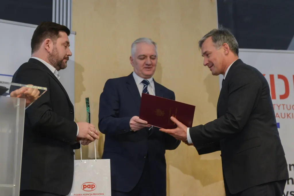 Warszawa, 15.01.2018. Wicepremier, minister nauki i szkolnictwa wyższego Jarosław Gowin (C), prezes Zarządu PAP Wojciech Surmacz (L) oraz prof. dr hab. Mariusz K. Piskuła (P), który odebrał nagrodę w kategorii Instytucja, dla Instytutu Rozrodu Zwierząt i Badań Żywności PAN. Rozstrzygnięcie XIII edycji konkursu Popularyzator Nauki. PAP/Jakub Kamiński