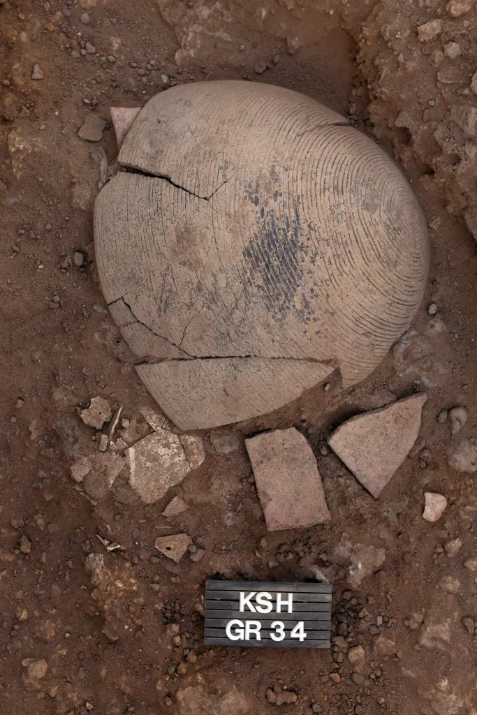 Jedno z naczyń przykrywające szczątki płodu w momencie odkrycia, fot. M. Jórdeczka