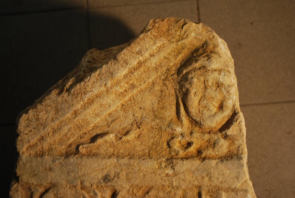 Głowa Meduzy wieńcząca stelę weterana z legionu - symbol apotropaiczny, fot. T.Dziurdzik