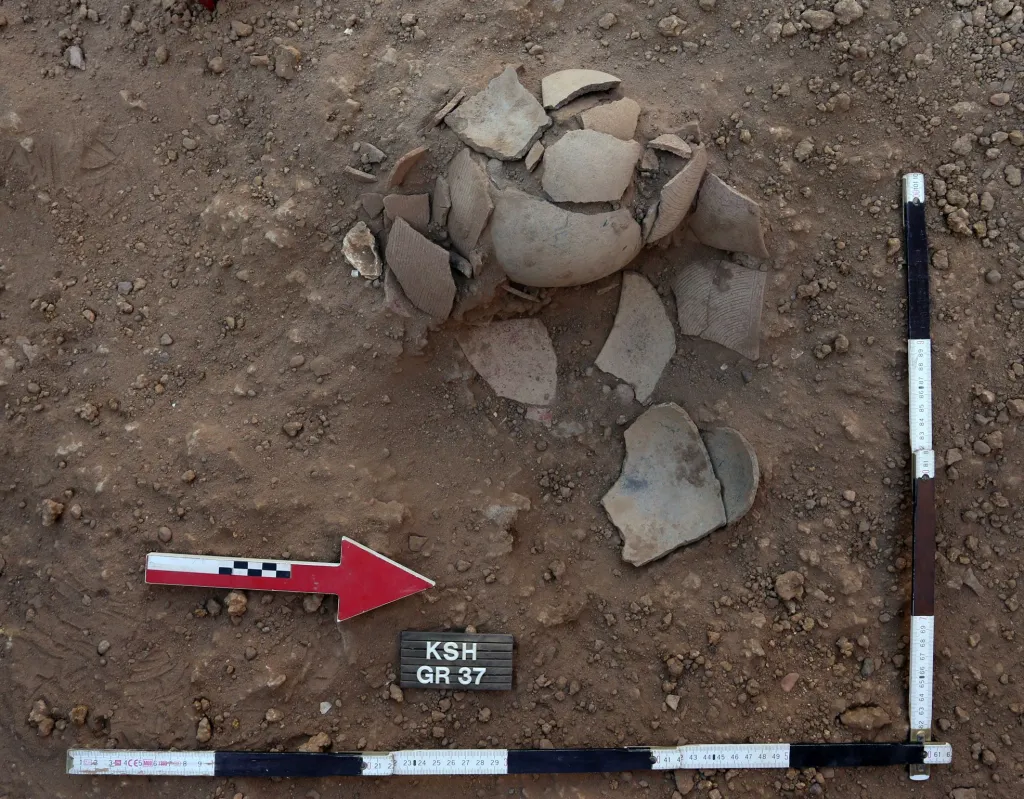 Część naczyń, w których spoczywały płody lub noworodki była zniszczona –  fot. M. Jórdeczka