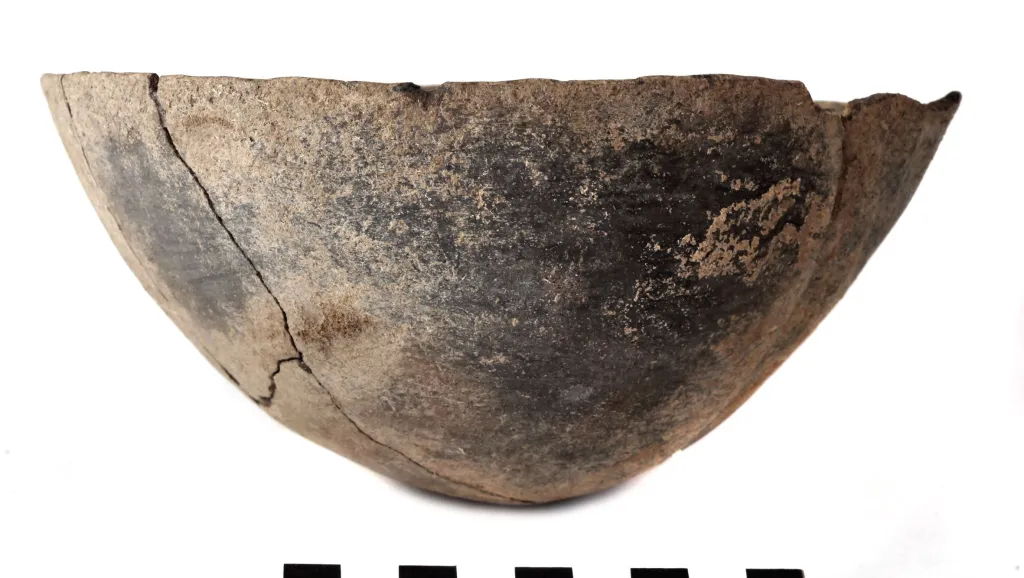 Przykład naczynia z grobów noworodków, fot. M. Jórdeczka