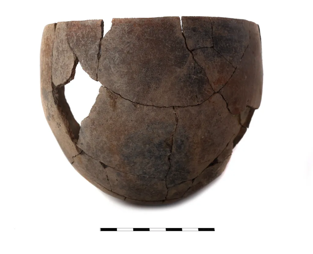 Przykład naczynia z grobów noworodków, fot. M. Jórdeczka