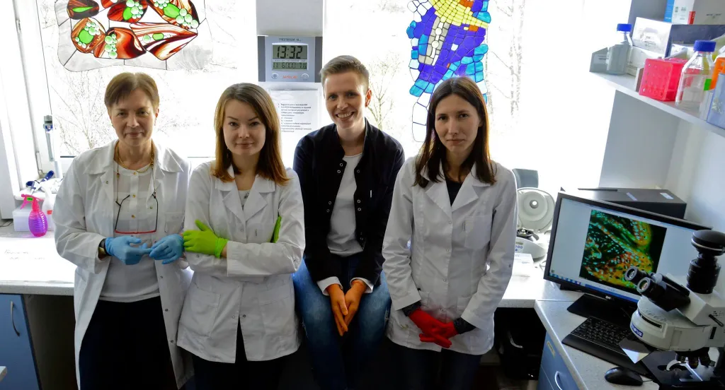 Od lewej stoją: prof. Barbara Gawrońska-Kozak, mgr Katarzyna Walendzik, mgr Marta Kopcewicz i dr Joanna Bukowska. Fot. Instytut Rozrodu Zwierząt i Badań Żywności Polskiej Akademii Nauk w Olsztynie 