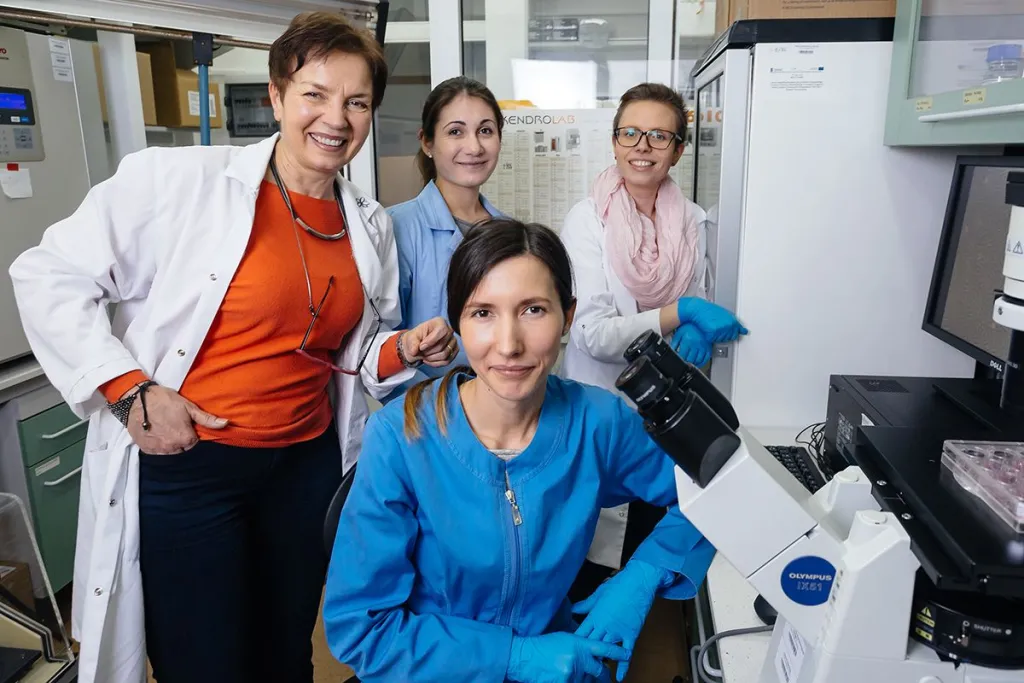 Od lewej: prof. Barbara Gawrońska-Kozak, mgr Anna Kur-Piotrowska, dr Joanna Bukowska i mgr Marta Kopcewicz. Fot. Instytut Rozrodu Zwierząt i Badań Żywności Polskiej Akademii Nauk w Olsztynie 