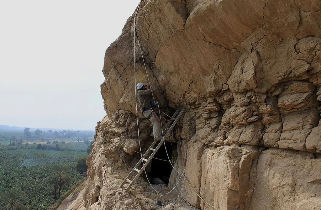 Naukowcy w czasie poszukiwań i dokumentacji inskrypcji hieroglificznych w Gebelein, fot. Gebelein Archaeological Project