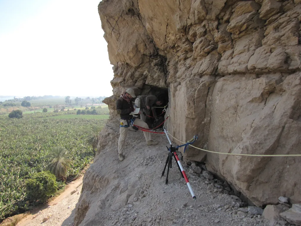 Naukowcy w czasie poszukiwań i dokumentacji inskrypcji hieroglificznych w Gebelein, fot. Gebelein Archaeological Project