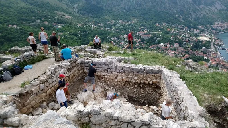 Doczyszczanie wykopu, w którego dolnych warstwach znajdują się być może fundamenty kościoła średniowiecznego. Fot. M. Lemke