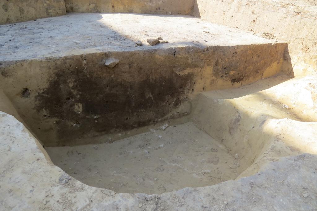Jamy, w których przechowywano w okresie neolitu żywność znajdowały się pod reliktami z okresu średniowiecza. Fot. M. Bajka
