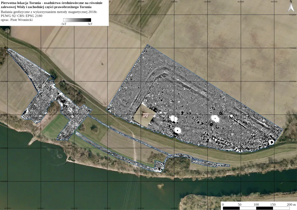 Zdjęcie lotnicze z nałożonymi wynikami badań geofizycznych - wyraźnie widoczne są zarysy miasta i jego fortyfikacji, oprac. Piotr Wroniecki