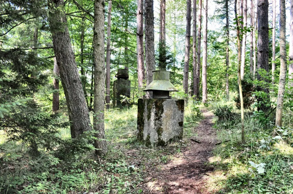 Szyby wentylacyjne jednego ze schronów w Podborsku, który służył do przechowywania głowic jądrowych. Fot. G. Kiarszys