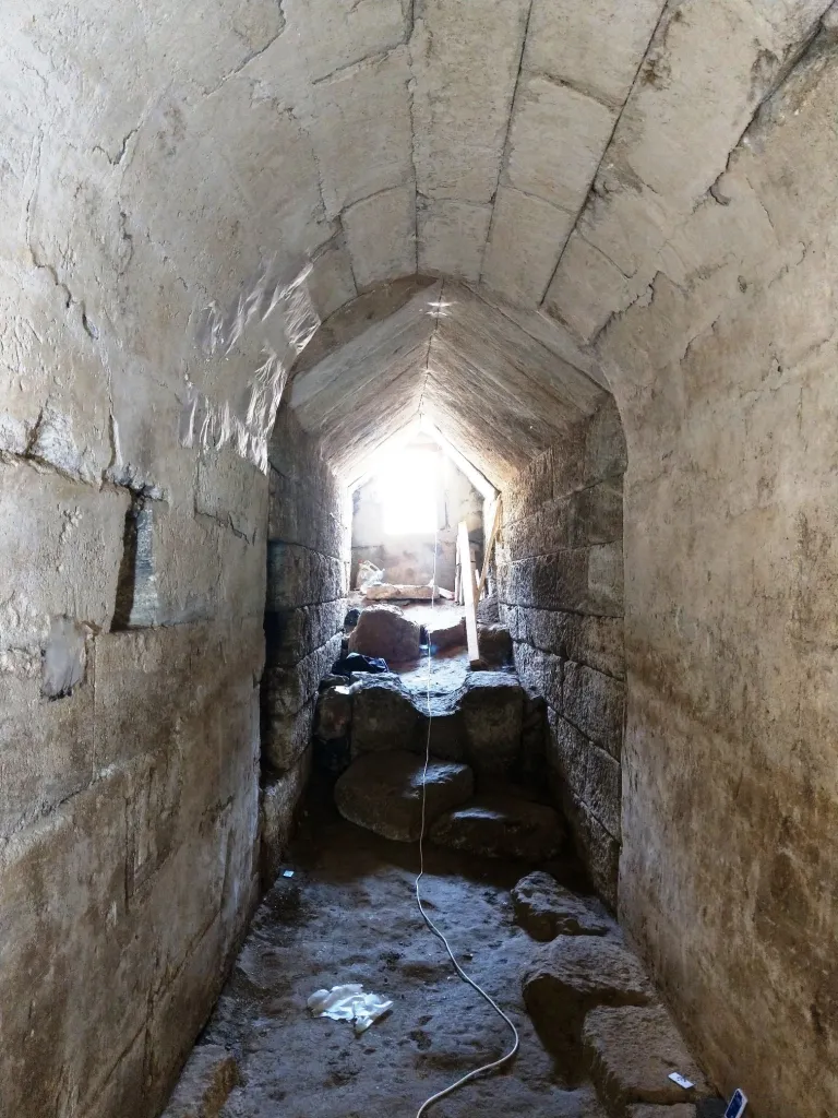 Dromos, czyli tunel wewnątrz kurhanu. Fot. T. Bochnak