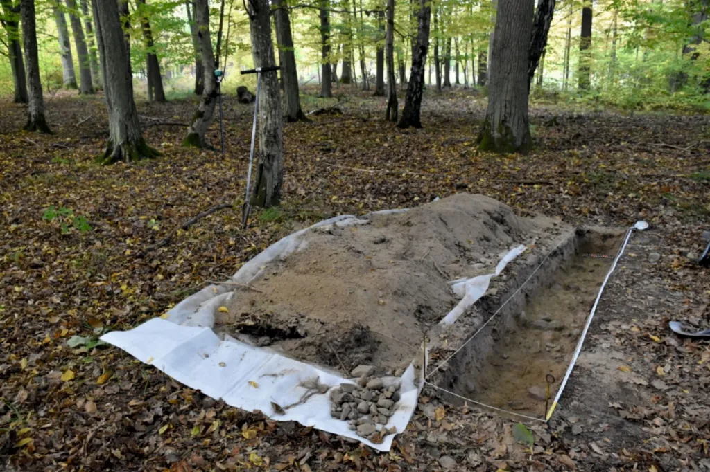 Wykop sondażowy założony na jednej z miedz, ukazujący jej kamienną konstrukcję. Fot. M. Jankowski