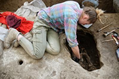 Katarzyna Harabasz eksploruje grób. Fot. Jason Quinlan