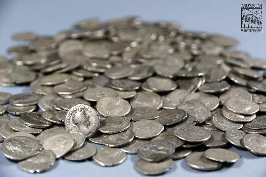 Srebrne, rzymskie monety odkryte na polu niedaleko Hrubieszowa, woj. lubelskie. Fot. A. Hyrchała