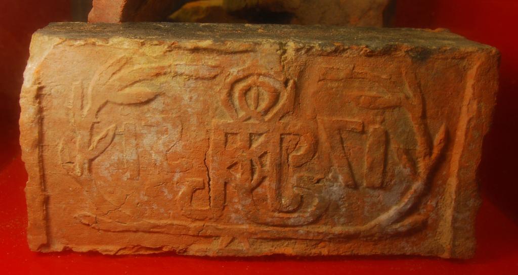 Cegła z Kostrzyna nad Odrą z datą 1751 i monogramem, eksponowana w Muzeum Twierdzy Kostrzyn, odnaleziona na terenie Starego Miasta, fot. A. Duda