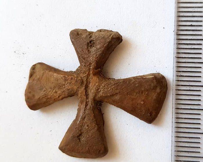 Metalowy krzyżyk znaleziony na nekropolii, fot. Jadwiga Lewandowska