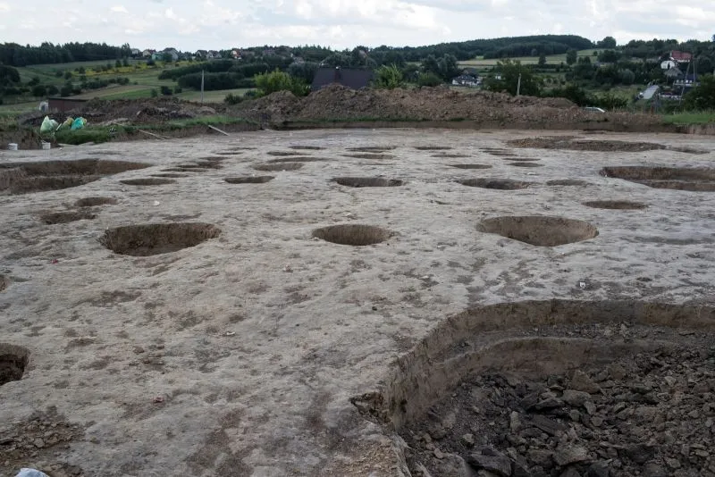 Miejsce prac archeologicznych w Biskupicach pod Wieliczką. Podczas badań znaleziono przedmioty z okresu wczesnego neolitu, sprzed siedmiu tysięcy lat. (mr) PAP/Łukasz Gągulski 26.08.2020