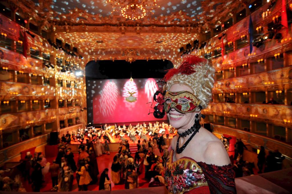 Tradycyjna karnawałowa maska wenecka - typu loup - skrywała tylko górną część twarzy. Maski pandemiczne - wręcz przeciwnie. Fot: Współczesny karnawał w Wenecji - wielki bal "Cavalchina" w Teatrze Wielkim La Fenice w Wenecji. Włochy, 03.02.2008 (ewf) PAP/EPA /ANDREA MEROLA