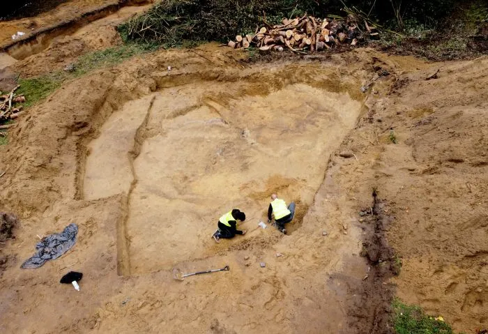 22.09.2021. Badania archeologiczne na cmentarzysku Wzgórze Wisielców w Wolinie, 22 bm. To prawdopodobnie największe cmentarzysko wczesnośredniowieczne w północnej Europie. Naukowcy odkryli kilkanaście miejsc pochówków z X i XI w. Badania prowadzi IAE PAN. PAP/Marcin Bielecki