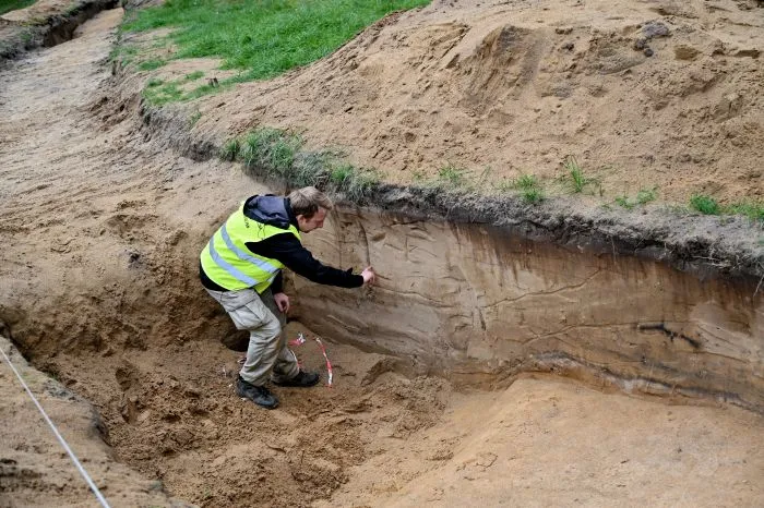 22.09.2021. Badania archeologiczne na cmentarzysku Wzgórze Wisielców w Wolinie, 22 bm. To prawdopodobnie największe cmentarzysko wczesnośredniowieczne w północnej Europie. Naukowcy odkryli kilkanaście miejsc pochówków z X i XI w. Badania prowadzi IAE PAN. PAP/Marcin Bielecki