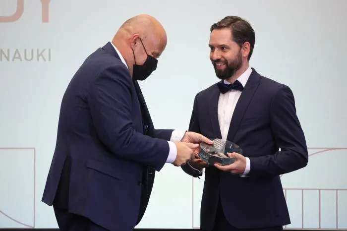 6.10.2021. Laureat Nagrody NCN 2021 w w grupie nauk humanistycznych, społecznych i o sztuce dr Paweł Polkowski (P) oraz dyrektor NCN prof. Zbigniew Błocki (L) podczas uroczystości wręczenia Nagrody Narodowego Centrum Nauki w krakowskich Sukiennicach, 6 bm. Nagrody otrzymało sześcioro młodych naukowców z różnych ośrodków akademickich z całego kraju. PAP/Łukasz Gągulski