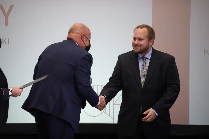 06.10.2021. Laureat Nagrody NCN 2020 w grupie nauk humanistycznych, społecznych i o sztuce prof. dr hab. Jakub Growiec (P) oraz dyrektor NCN prof. Zbigniew Błocki (L) podczas uroczystości wręczenia Nagrody Narodowego Centrum Nauki w krakowskich Sukiennicach, 6 bm. Nagrody otrzymało sześcioro młodych naukowców z różnych ośrodków akademickich z całego kraju. (jm) PAP/Łukasz Gągulski