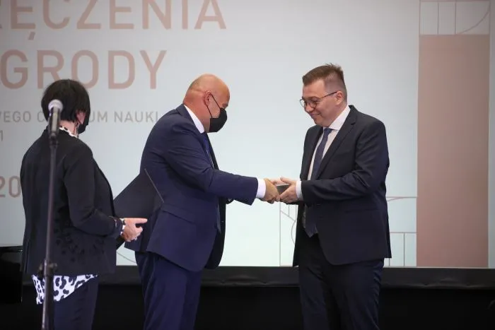 6.10.2021. Laureat nagrody NCN 2020 w grupie nauk ścisłych i technicznych dr hab. Michał Tomza (P), dyrektor NCN prof. Zbigniew Błocki (C) oraz Członkini Rady NCN prof. dr hab. Małgorzata Kossowska (L-tyłem) podczas uroczystości wręczenia Nagrody Narodowego Centrum Nauki w krakowskich Sukiennicach, 6 bm. Nagrody otrzymało sześcioro młodych naukowców z różnych ośrodków akademickich z całego kraju. PAP/Łukasz Gągulski