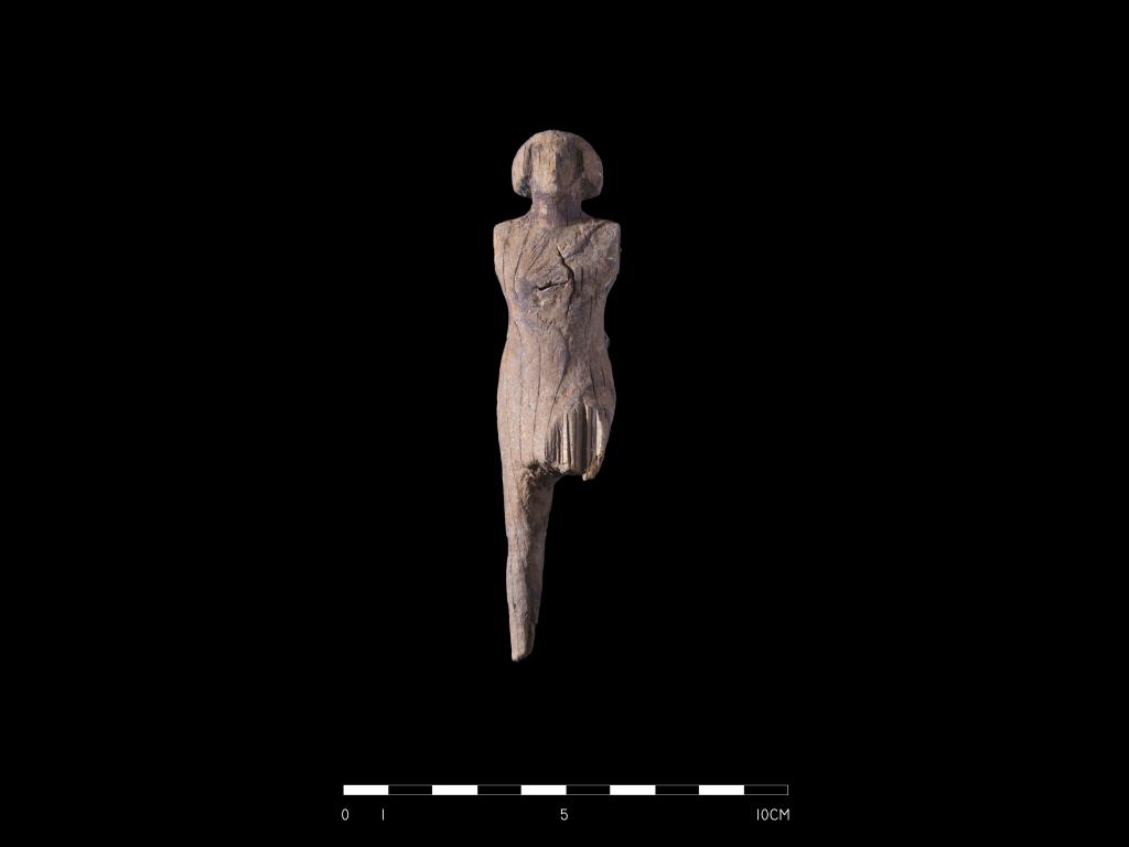 Drewniana figurka mężczyzny, prawdopodobnie właściciela grobowca, fot. M. Jawornicki.