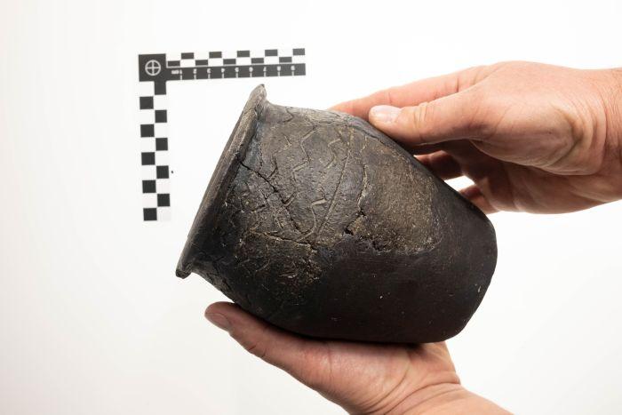 Urna naczynie gliniane odkryte w nasypie kurhanu 35 z VIII w.  Fot. Ł. Miechowicz